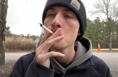 Лечение зависимости от табакокурения в Шадринске Мужчина с сигаретой делает затяжку