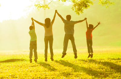 Семья на прогулке в парке